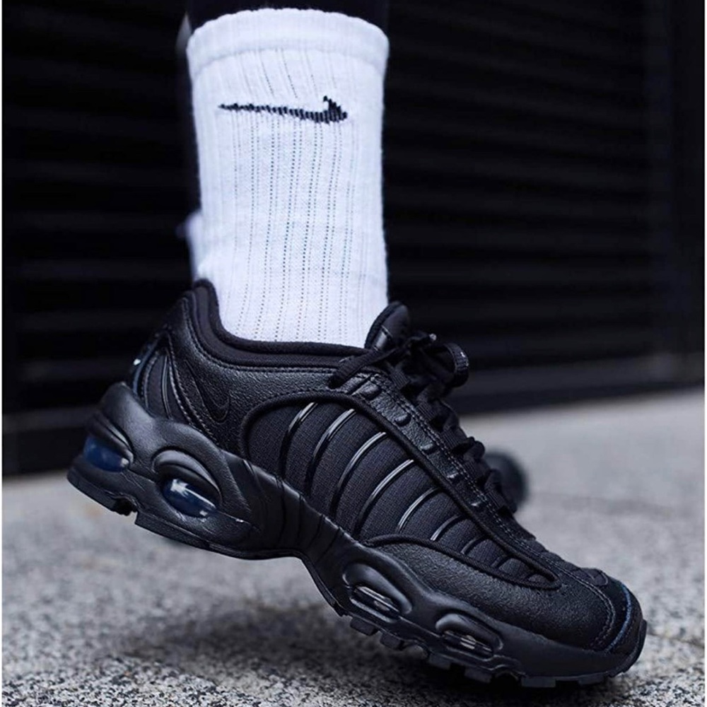 Nike Air Max Tailwind IV unisex 
6Y wears like a 7us